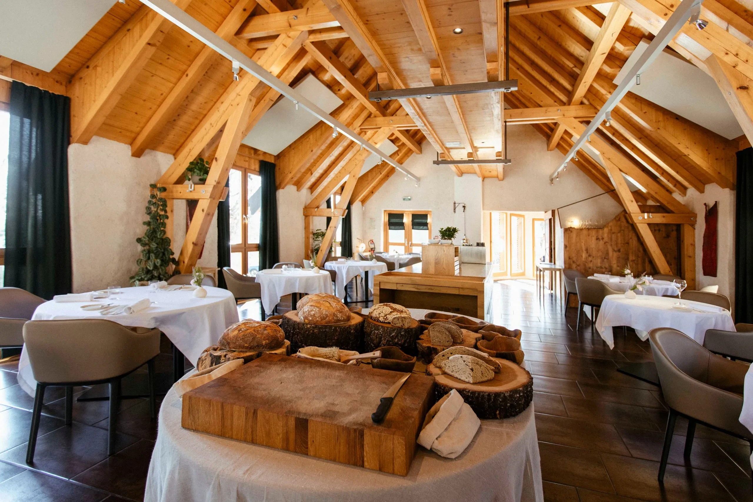 Salle à manger rustique avec pain sur table.