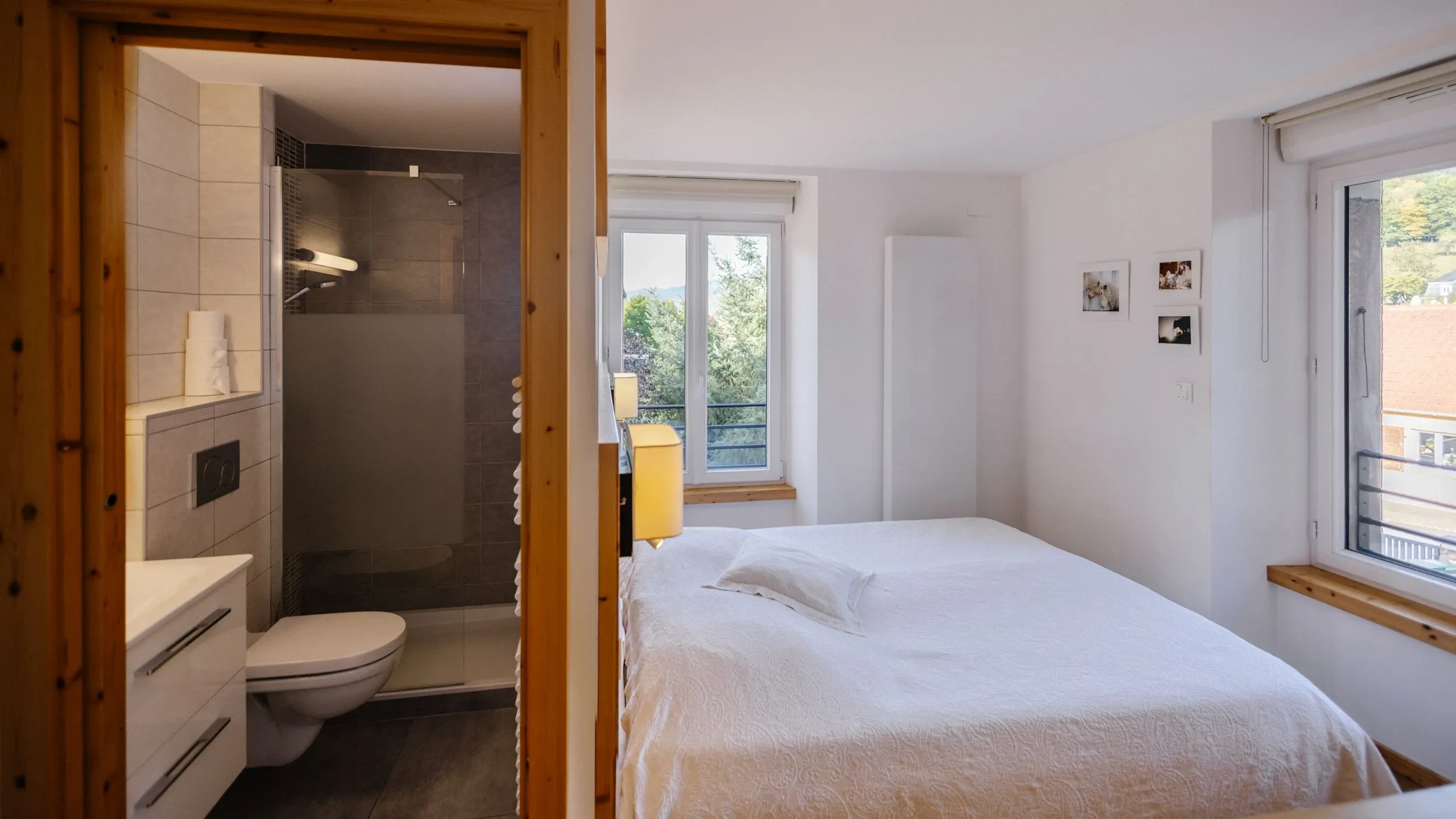 Cozy bedroom with ensuite bathroom