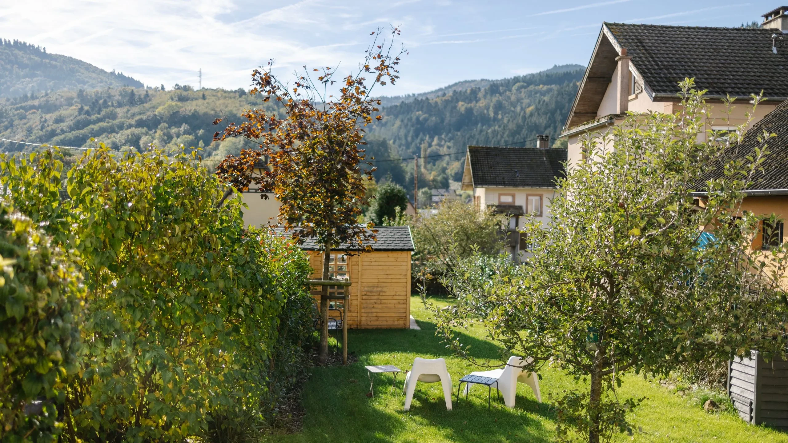 Backyard with chairs and mountain view